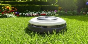 Robotgräsklippare klipper gräs i en vacker trädgård.