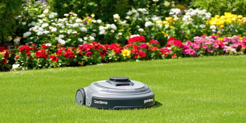 Gardena robotgräsklippare klipper gräsmattan i trädgården.
